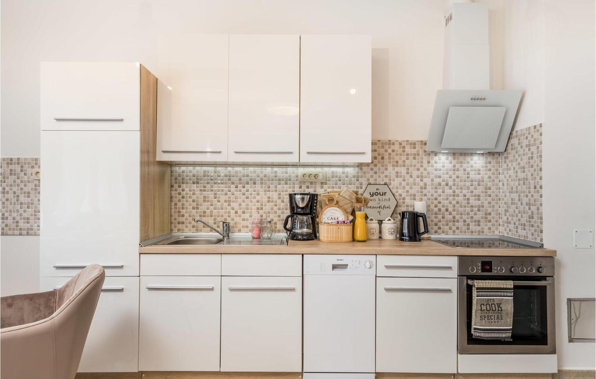 2 Bedroom Amazing Apartment In Rijeka Exterior foto