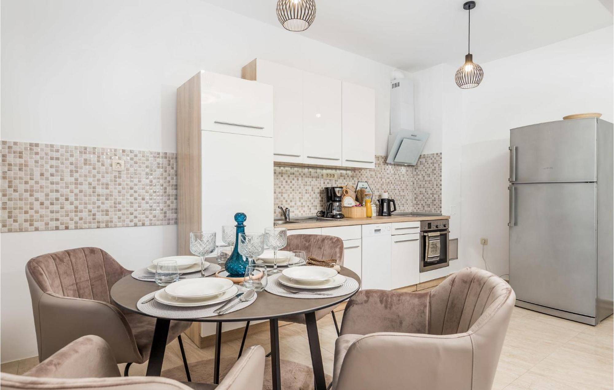 2 Bedroom Amazing Apartment In Rijeka Exterior foto