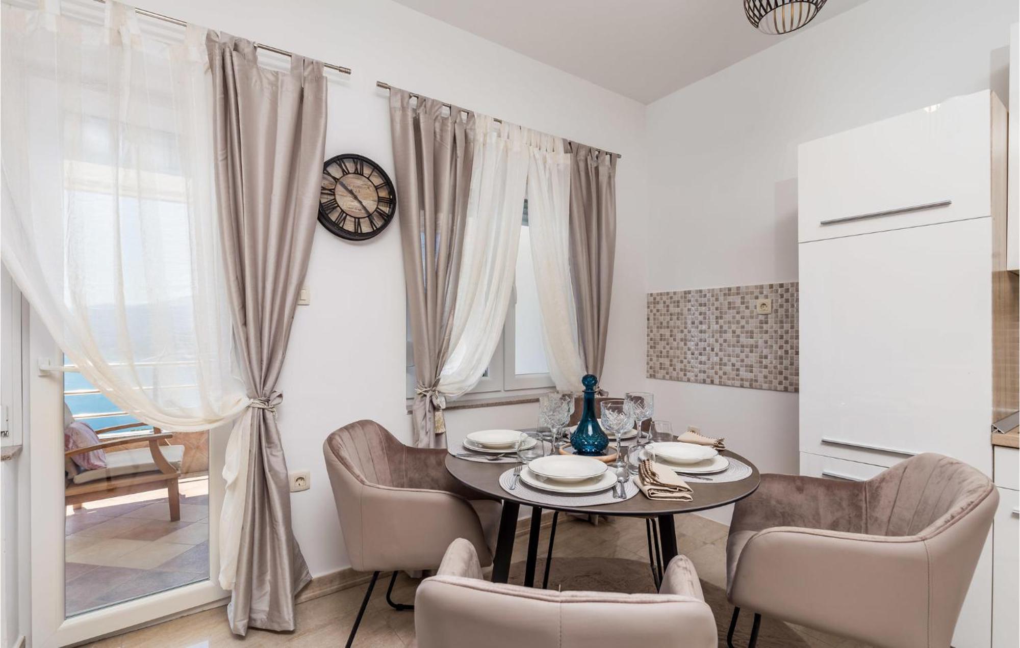 2 Bedroom Amazing Apartment In Rijeka Exterior foto